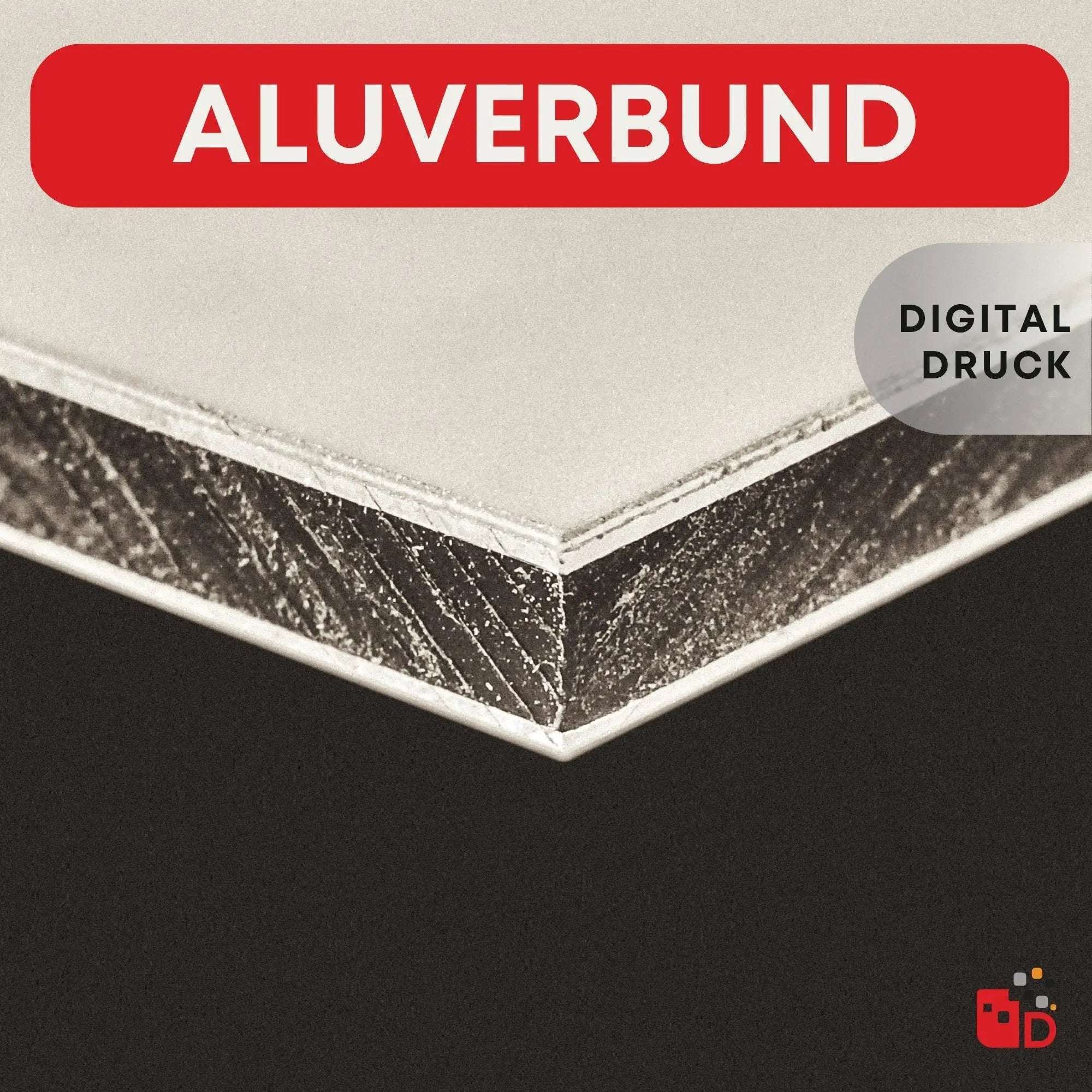 Nahaufnahme eines Aluverbundpanels, sichtbare Schichtstruktur, glatte Metalloberfläche, mit Etikett für Digitaldruck.