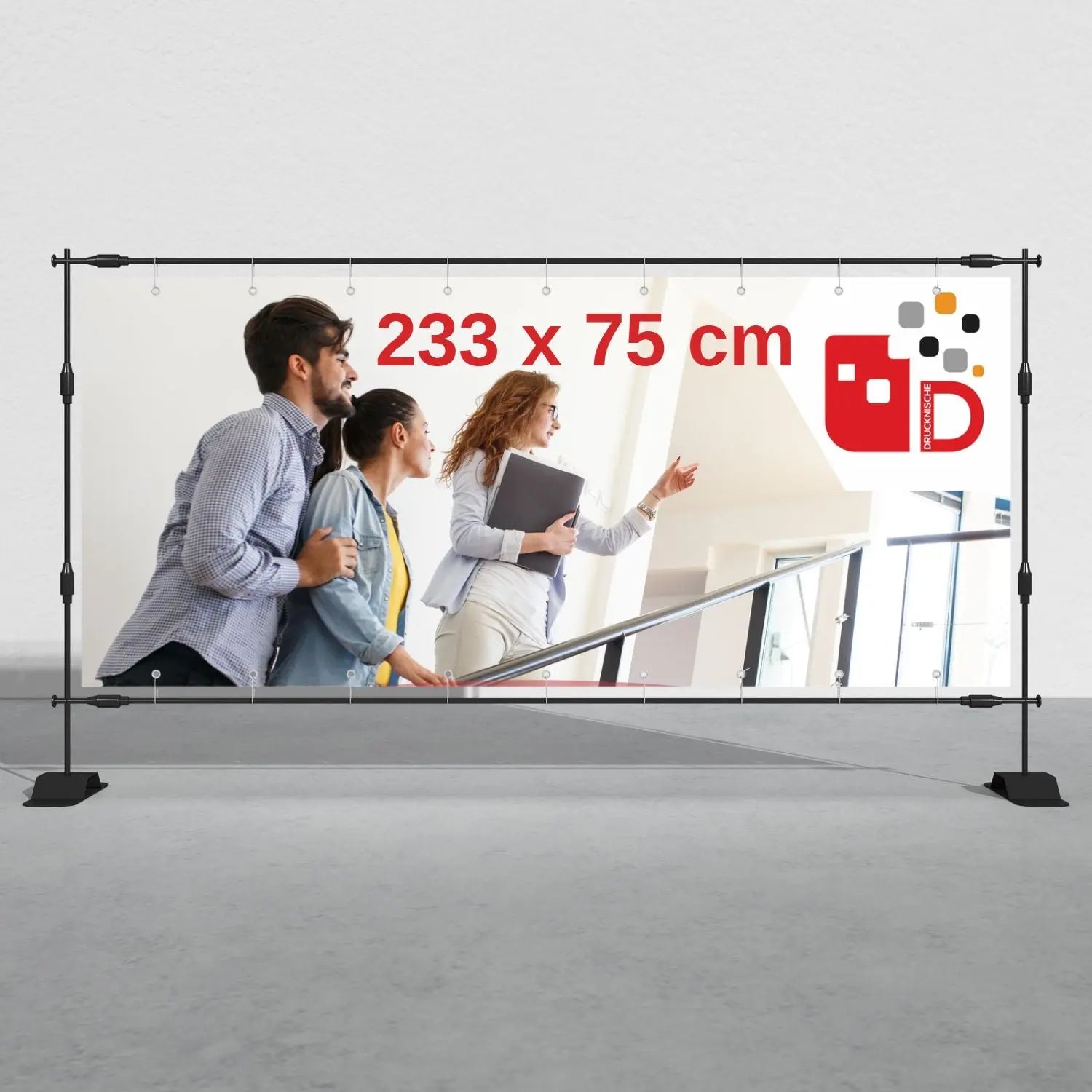 Drei Personen betrachten ein großes, freistehendes Messedisplay mit den Maßen 233 x 75 cm. Auffälliges rotes Logo auf der rechten Seite.