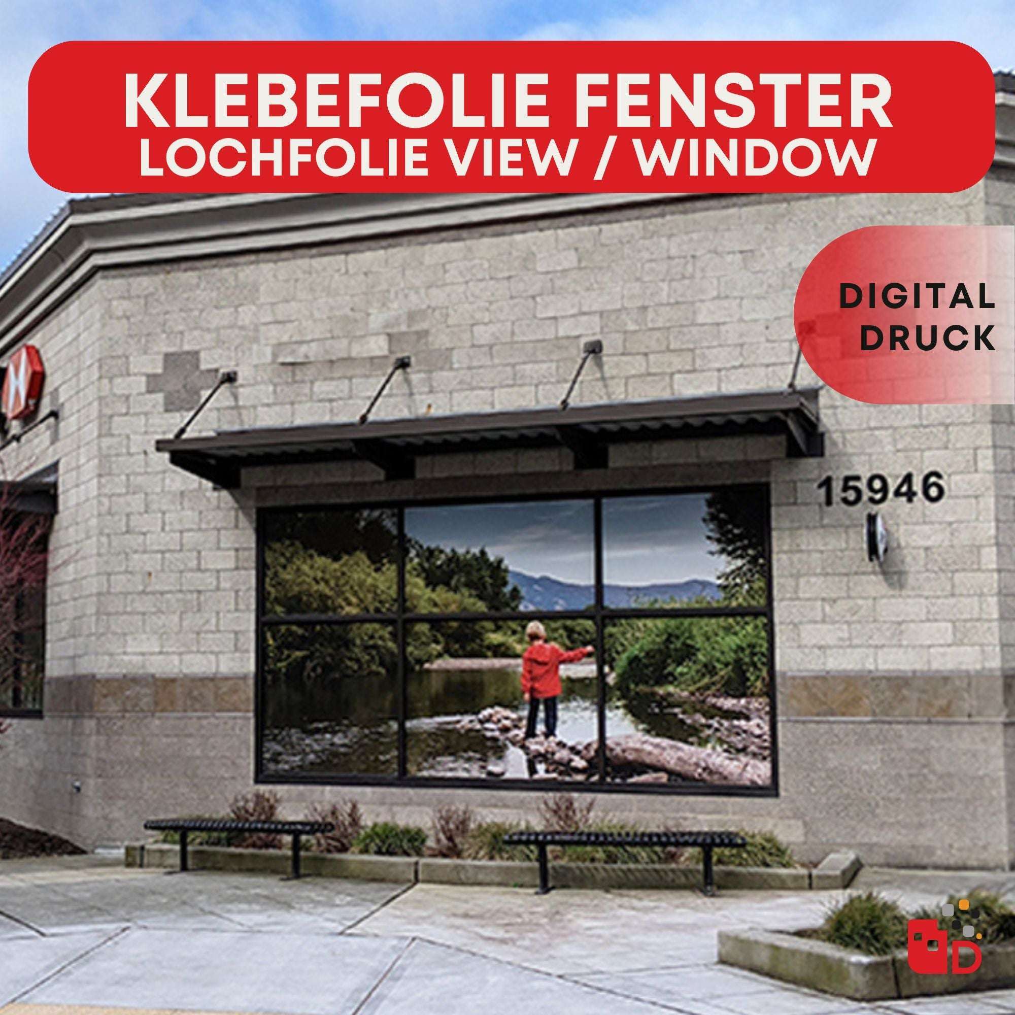 Gebäude mit großem Fenster, beklebt mit einem Panorama-Aufdruck eines Flusses und einem Angler, umgeben von grüner Natur.