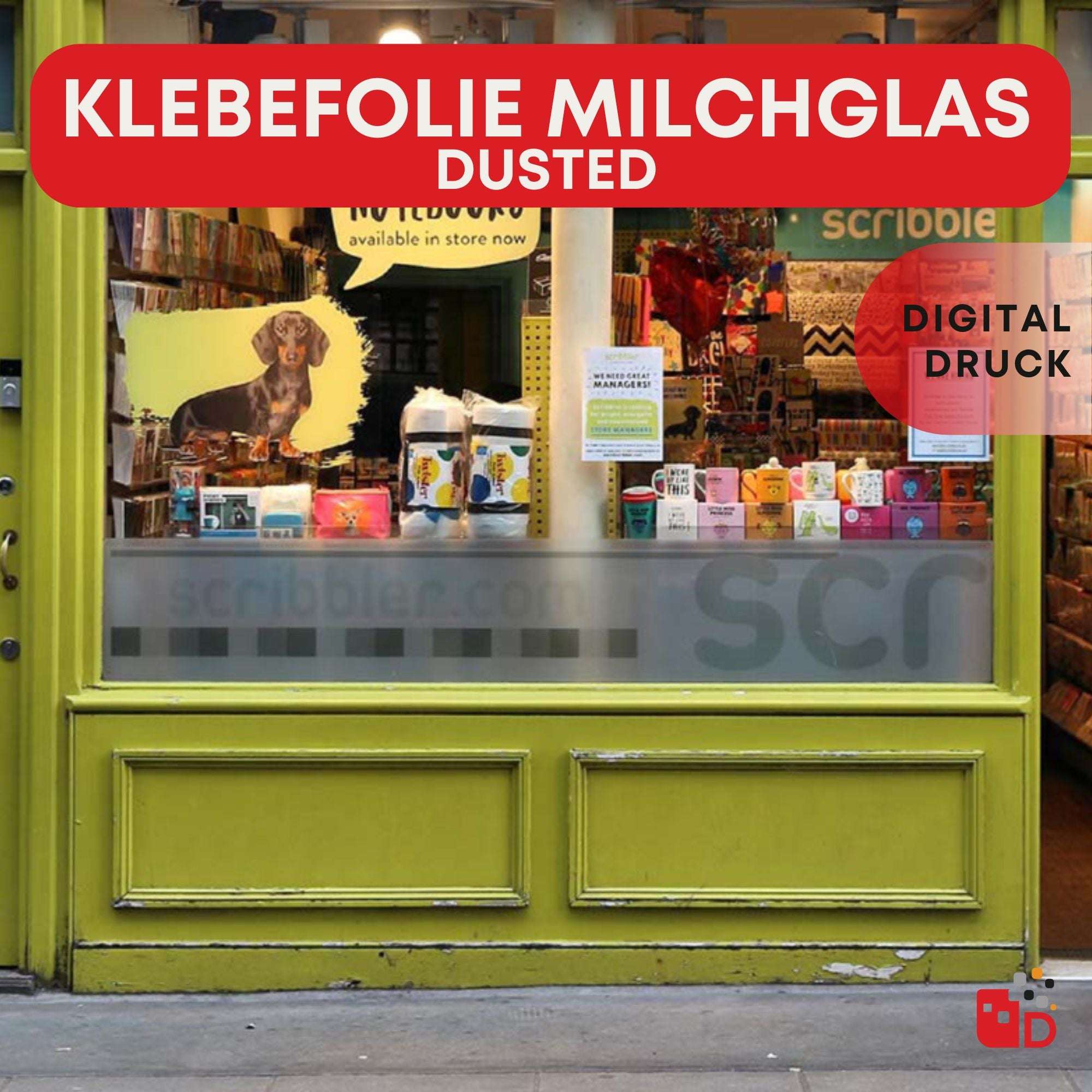 Eine Schaufensterscheibe mit Milchglasfolie, bedruckt und teils durchsichtig, umrahmt von gelbem Rahmen, vor einem Geschäft.