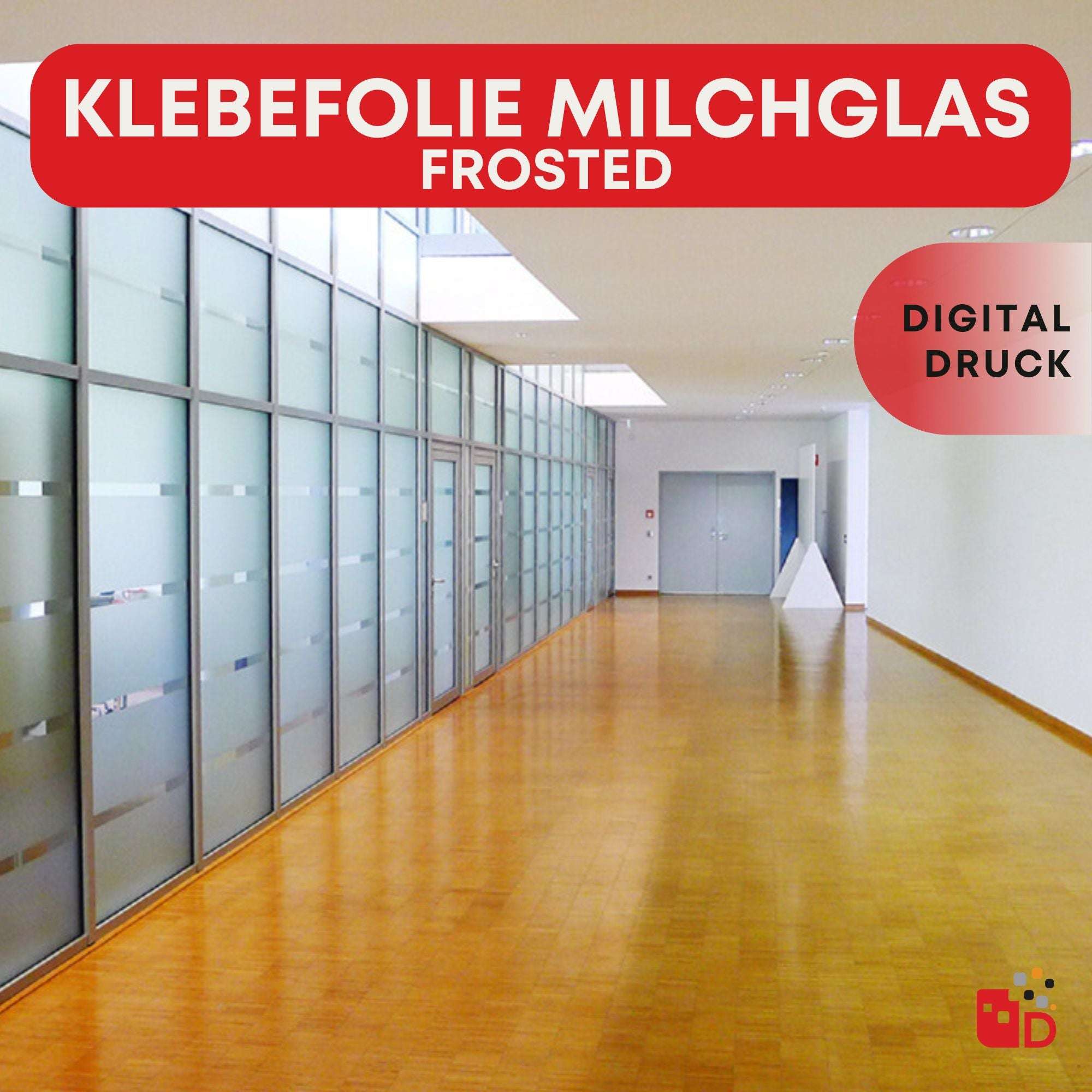 Ein heller Flur mit Fenstern, die mit Milchglasfolie für Privatsphäre beklebt sind. Holzboden und moderne Gestaltung.