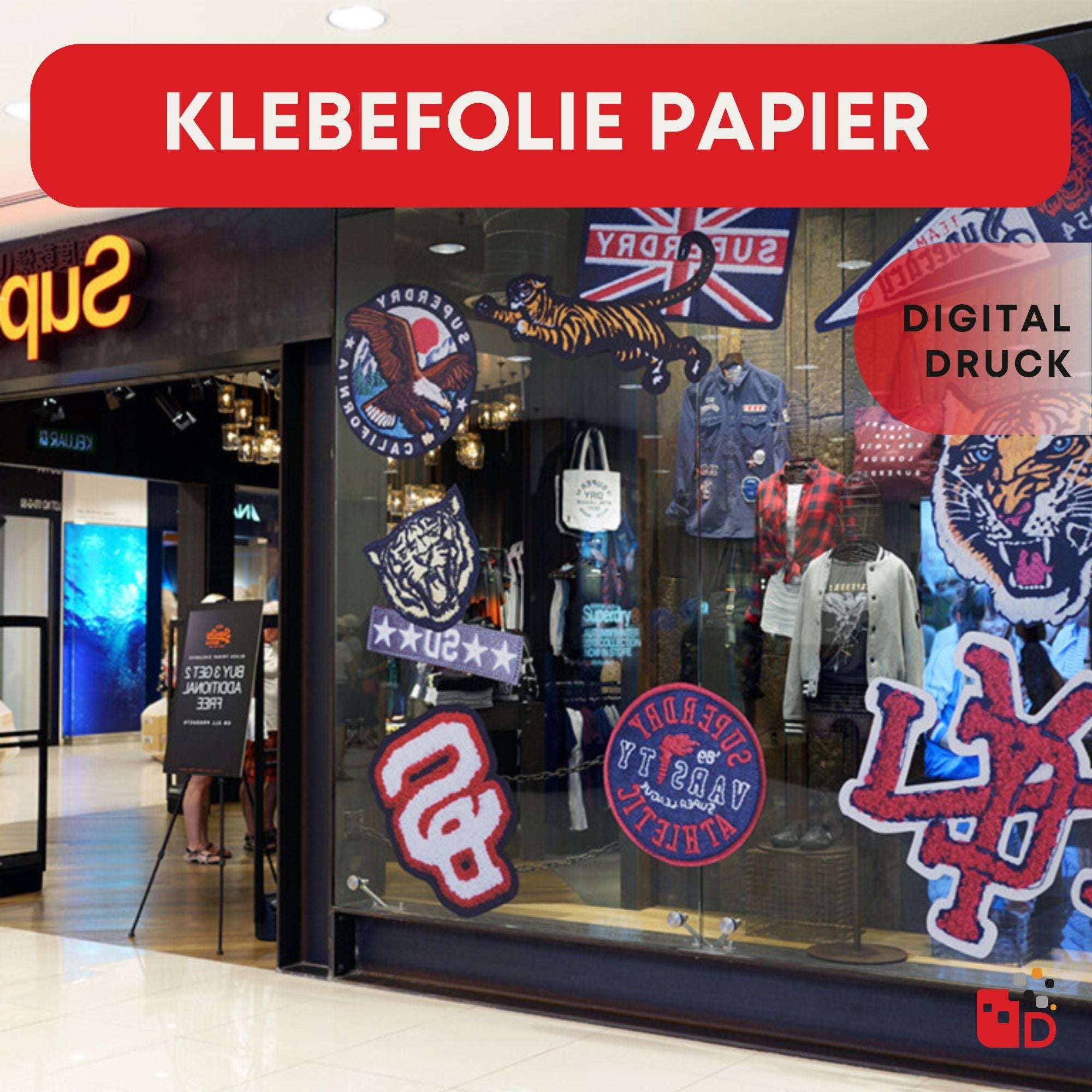 Ein Schaufenster eines Bekleidungsgeschäfts mit mehreren Aufklebern und Grafiken aus selbstklebendem Papier dekoriert.