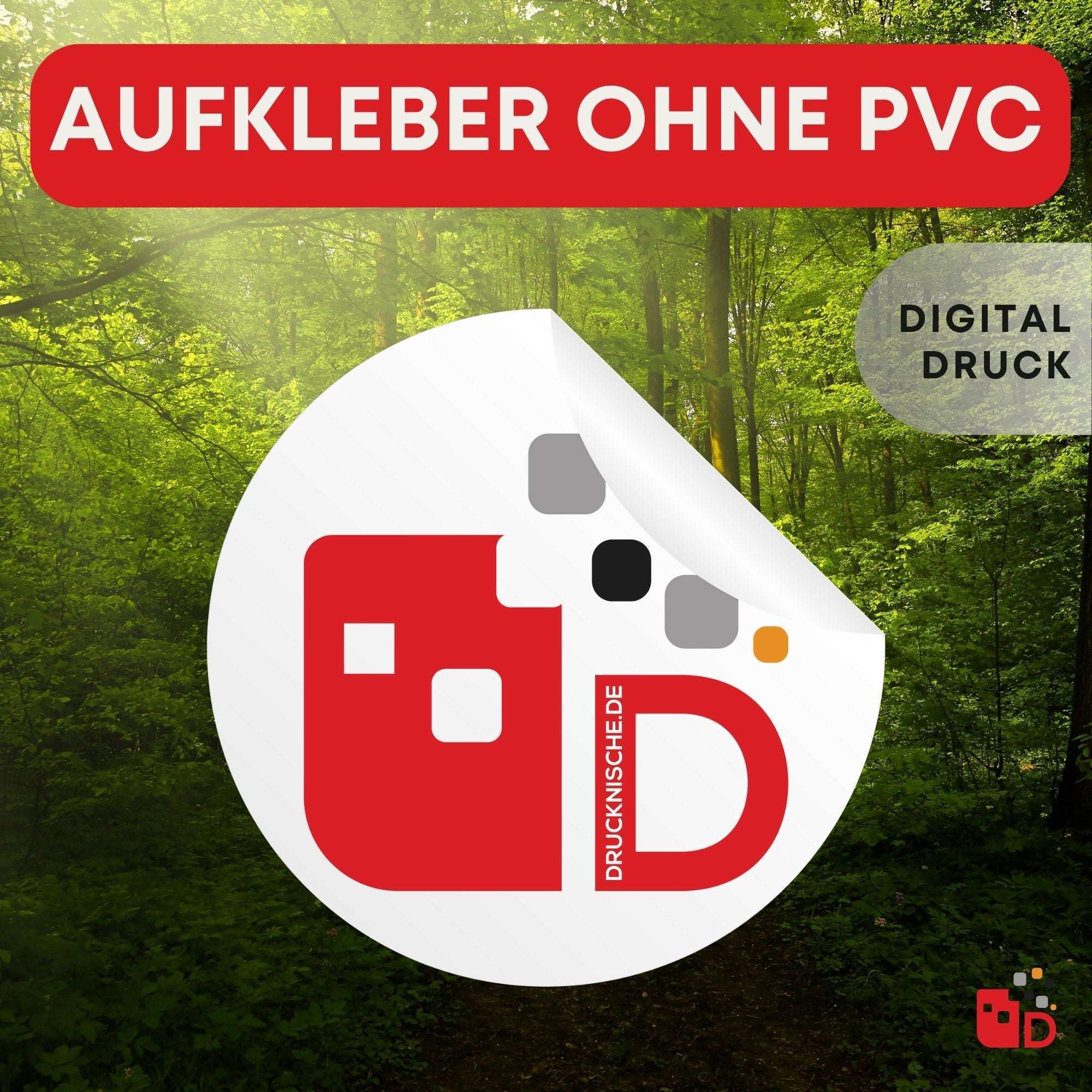 Aufkleber ohne PVC mit Digitaldruck-Design. Umweltfreundlich im Waldhintergrund platziert, modern und nachhaltig gestaltet.