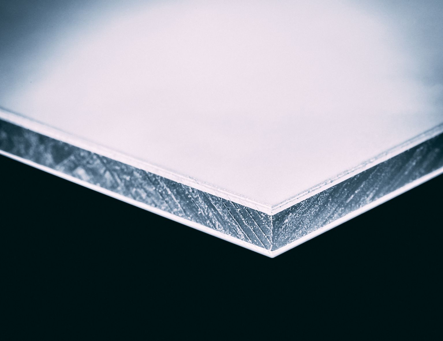 Eine Nahaufnahme eines transparenter Kunststoffplatten-Sets, das die Schichtung und Dicke der Plexiglasmaterialien hervorhebt.