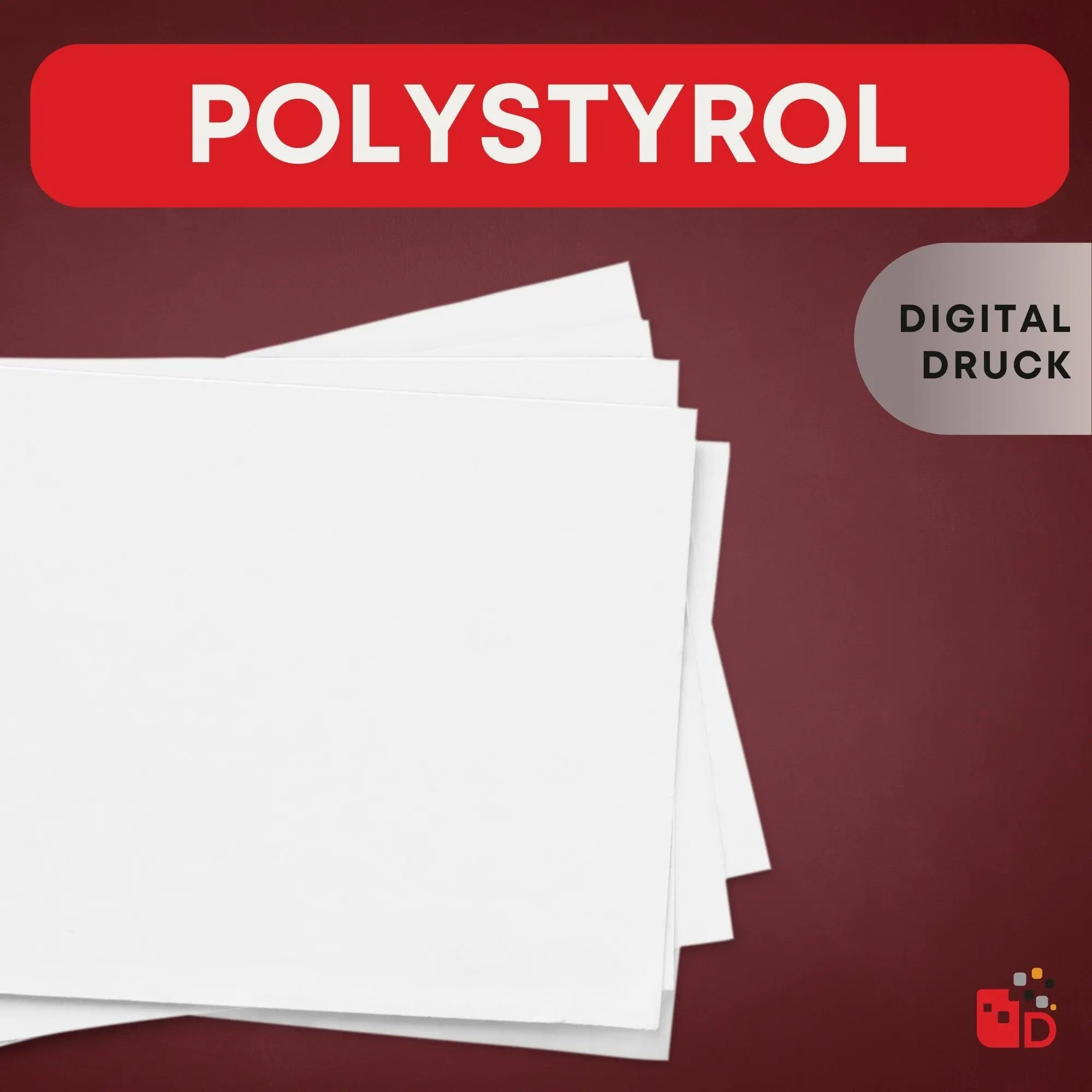 Weiße Polystyrolplatten auf dunkelrotem Hintergrund mit dem Text "Polystyrol Digital Druck" und grafischem Element in der Ecke.
