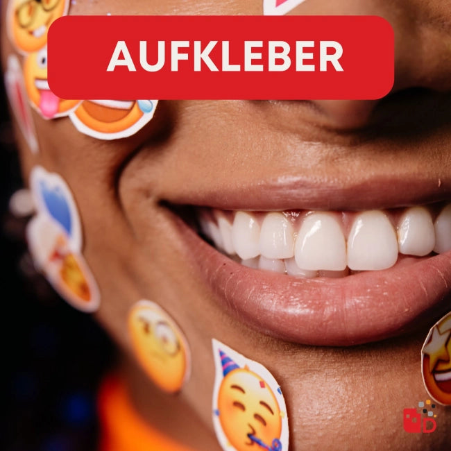 Ein lächelndes Gesicht mit Emoji-Aufklebern, die verschiedene bunte Ausdrücke zeigen, unter einem roten Banner mit "Aufkleber".