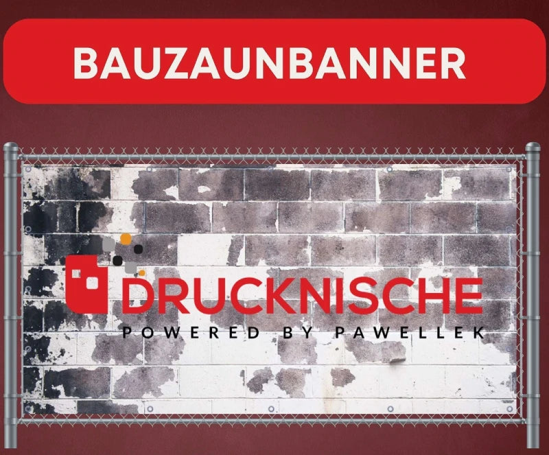 Ein Bauzaunbanner mit verwittertem Ziegelmuster, rotem Branding "DRUCKNISCHE POWERED BY PAWELLEK", umgeben von Metallrahmen.