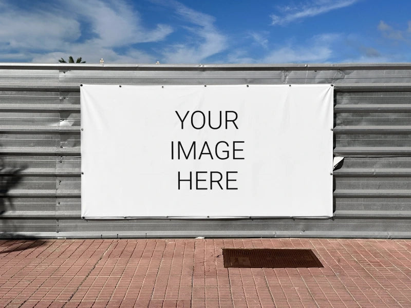 Leere Werbebannerwand vor strukturiertem Metallhintergrund, mit blauem Himmel und Wolken darüber, bereit für individuelles Bild.