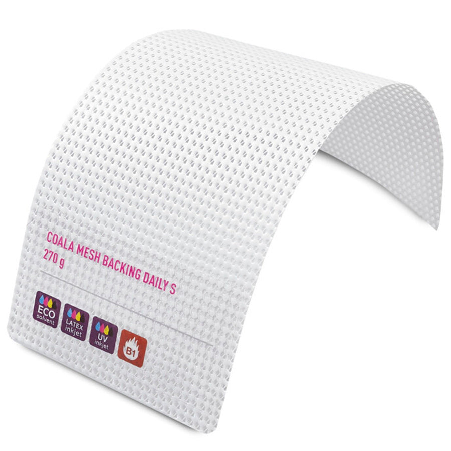 Gewölbtes weißes Mesh-Banner mit bedruckten Details, mit Öko-, Latex- und UV-beständigen Symbolen. Robuste Textur für dauerhafte Verwendung.