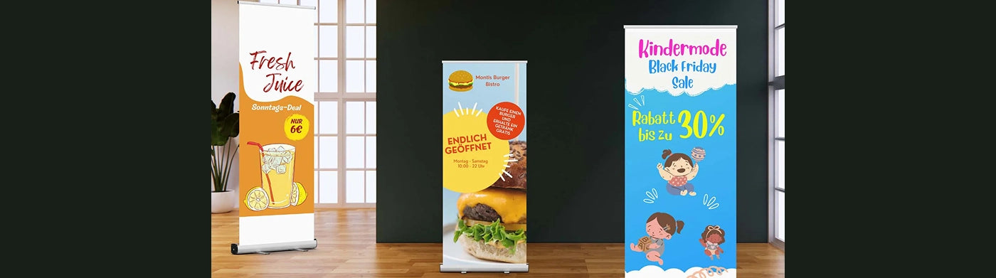 Drei Roll-up-Banner in einem Raum; links mit Fruchtsaft-Design, in der Mitte ein Burger-Angebot, rechts Kindermode Black Friday Sale.