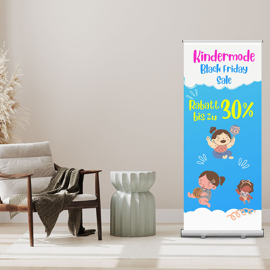 Moderner Raum mit stilvollem Stuhl, strukturiertem Beistelltisch und Roll-up-Banner, das Kindermode Black Friday Sale bewirbt.