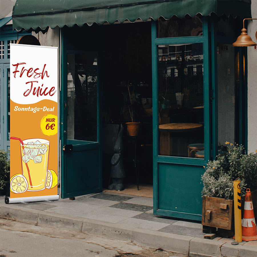 Ein Café mit offenem Eingang, großes Banner bewirbt Sonntagsdeal für frischen Saft für 6 Euro, Illustration von Limonade.