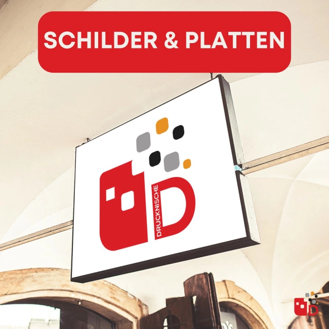Ein Außenschild mit stilvollem Logo in Rot und Grau, hängt unter einem Torbogen mit der Aufschrift "SCHILDER & PLATTEN".