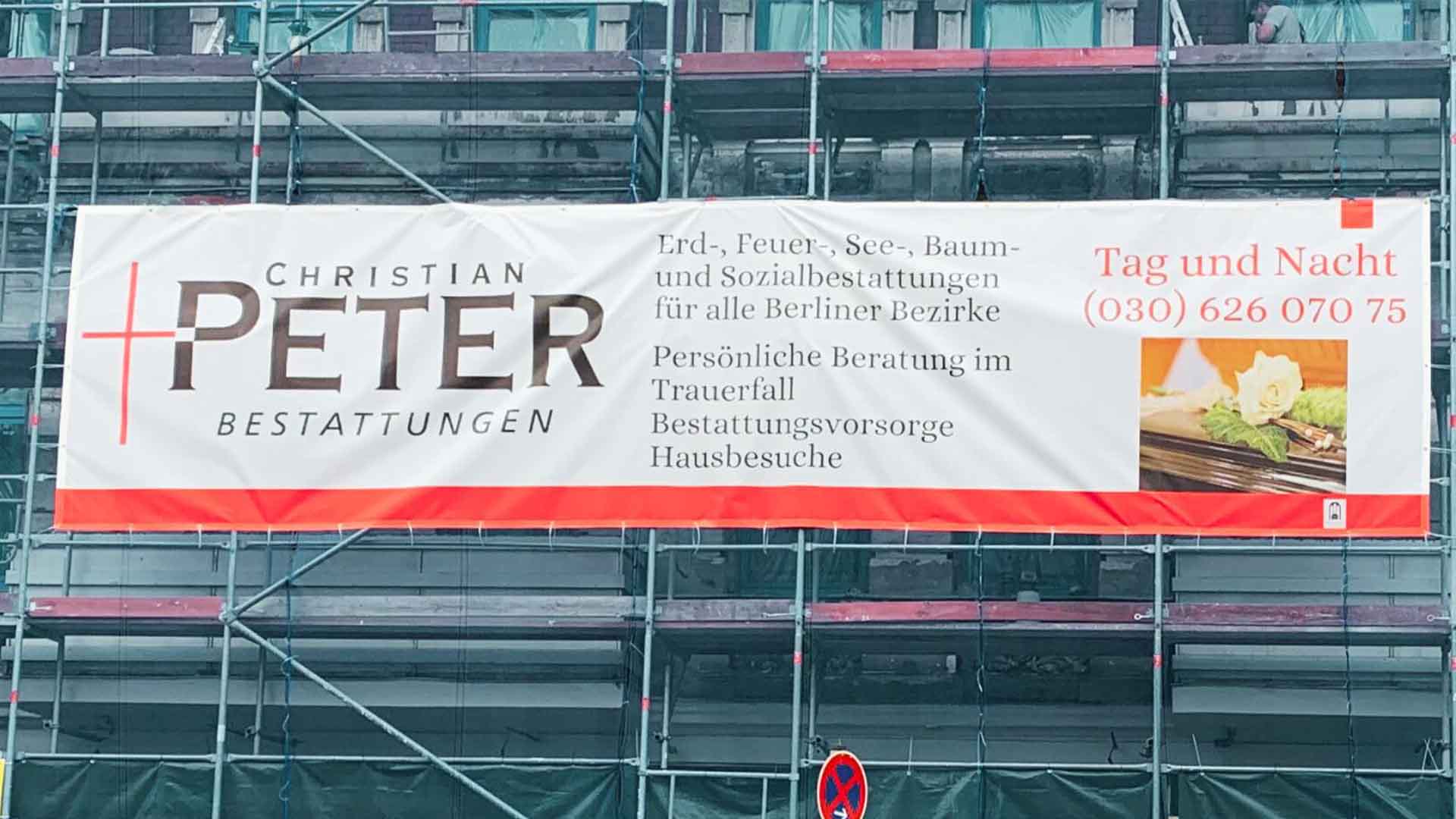 Banner für "Christian Peter Bestattungen" mit angebotenen Bestattungsarten und einer Telefonnummer für 24/7 Erreichbarkeit.