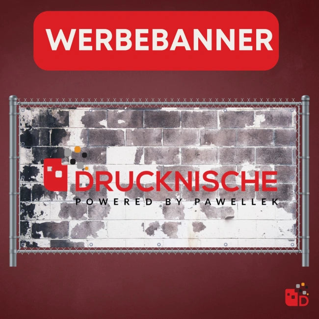 Ein verwittertes Werbebanner aus Beton mit der Aufschrift „Drucknische“ in fetten roten Buchstaben, das an einem Zaun befestigt ist.